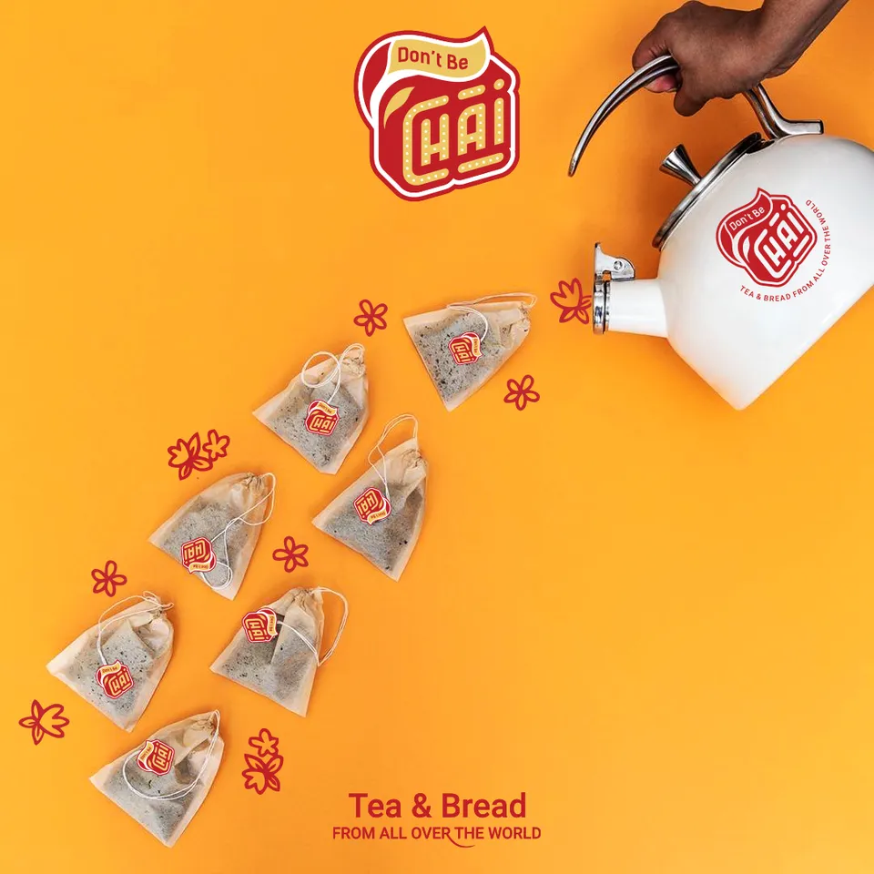 Photo produit d'une théière et de sachets de thé pour un salon de thé